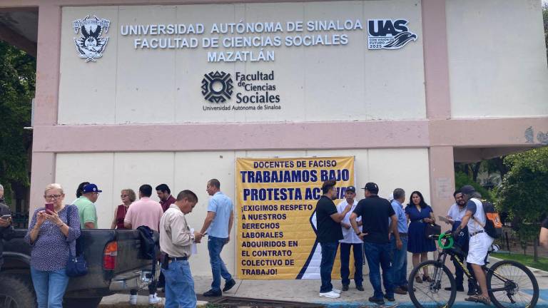Manifestación de personal académico de la Facultad de Ciencias Sociales de la UAS.
