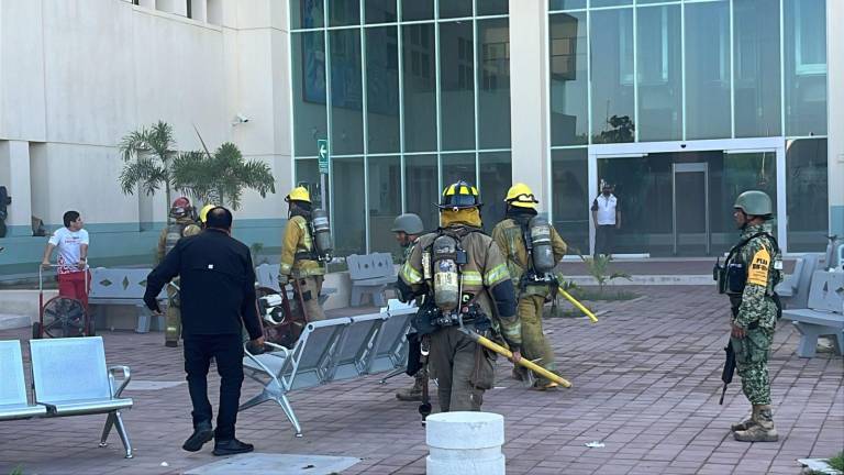 Cuerpos de auxilio realizaron tareas de evacuación en las instalaciones del Hospital General de Culiacán tras incendio.