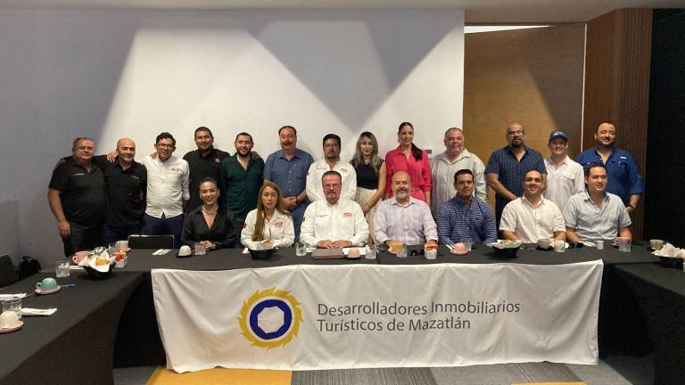 Integrantes de la CMIC y Desarrolladores Inmobiliarios de Mazatlán firman convenio de colaboración.