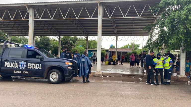 Elementos de seguridad evacuando a la ciudadanía en riesgo