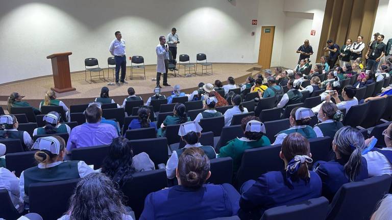 Reunión de personal del Hospital General de Culiacán con funcionarios de la Secretaría de Salud.
