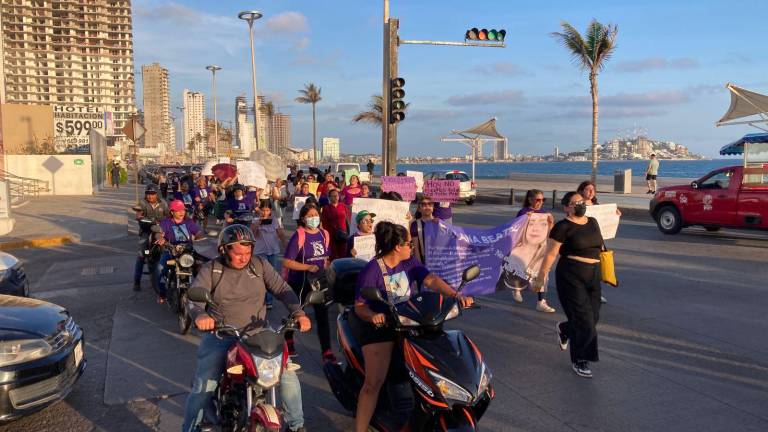 La manifestación continúo con una marcha por el malecón hasta llegar a la zona de las Letras de Mazatlán.