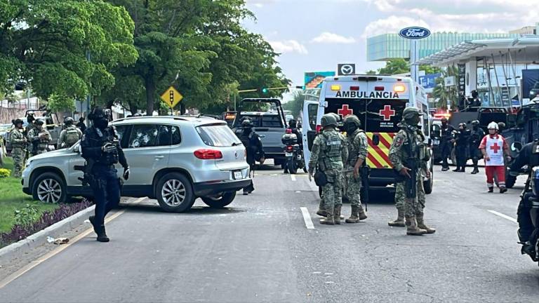 Un comandante de la PEP fue asesinado esta tarde sobre el bulevar Pedro Infante, en Culiacán.