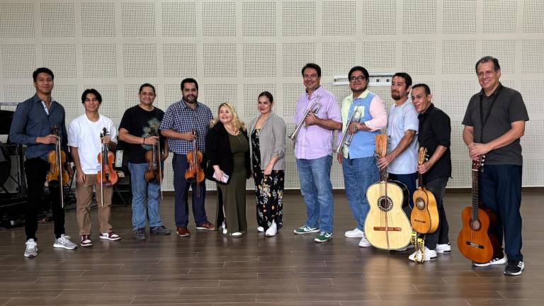 La OSSLA, bajo la dirección de Samuel Murillo, y las cantantes Sheyla y Oralia Castro, listos para el concierto.