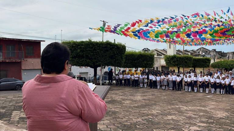 Ignacia Mailen Delgado Rendón encabezó la ceremonia que dio inicio con el Izamiento de Bandera en la Explanada Municipal.