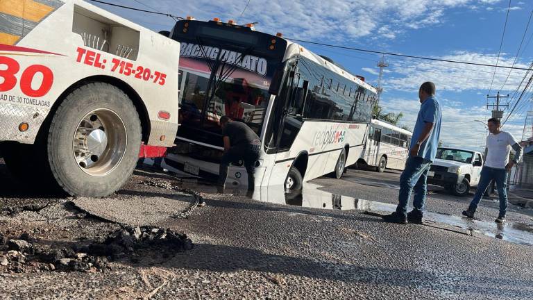 Solo daños materiales dejó la caída de un camión urbano a un hoyo oculto bajo el nivel del agua.