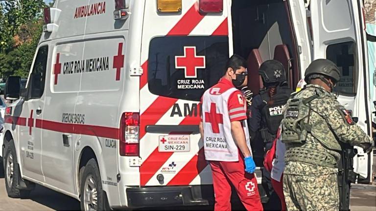 Paramédicos de la Cruz Roja trasladaron a una mujer que fue golpeada y abandonada en la vía pública en la colonia Lázaro Cárdenas.