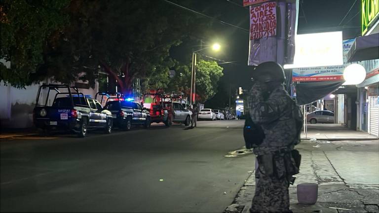 El ataque ocurrió cuando civiles armados, a bordo de un vehículo, se detuvieron frente al área de urgencias y abrieron fuego contra las personas que se encontraban en la sala de espera.