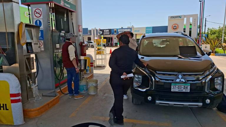 Se revisa que las gasolineras no despachen menos de los litros que paga el consumidor.