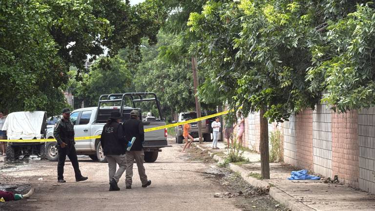 Autoridades acordonaron la zona del hallazgo en la colonia Camino del Real, donde fueron localizadas dos personas sin vida.