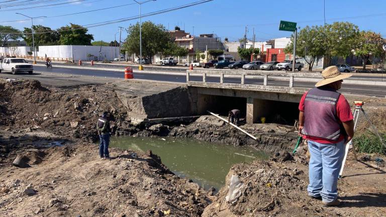 Autoridades trabajan en la obra de ampliación del canal del Jabalíes.