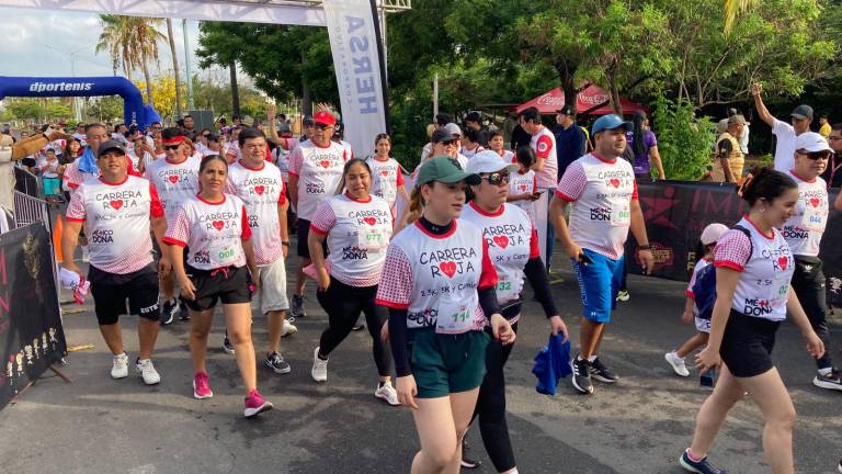 Casi 400 corredores participaron en la Carrera Roja.