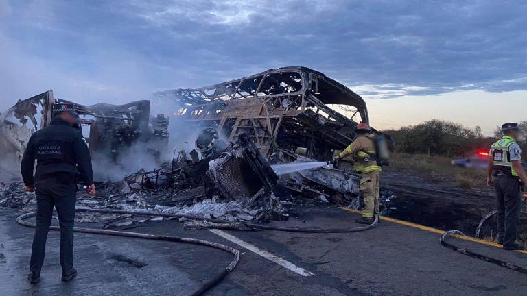 Elementos de la Guardia Nacional revisan la zona del accidente ocurrido cerca de Elota.