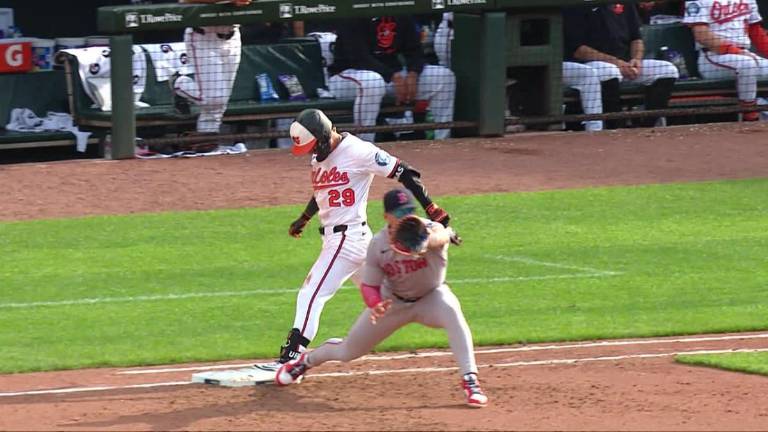El mexicano Ramón Urías llega safe a la primera base por los Orioles.