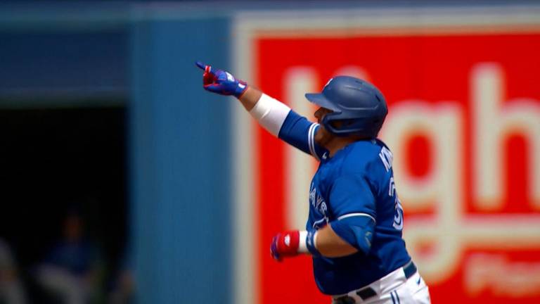 Alejandro Kirk voltea el juego con cuadrangular.