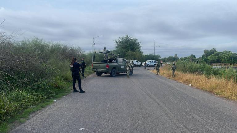 Una persona asesinada y envuelta en plástico fue localizada cerca de canal de riego en sindicatura de Aguaruto, en Culiacán.