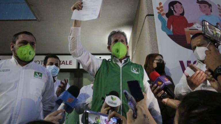 El candidato a la Gubernatura por el Partido Verde Ecologista durante su registro oficial ante el IEES.
