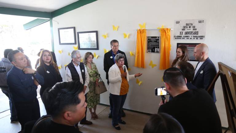 Alma Sapiens, viuda de Cruz Hernández Fermín, durante la develación de la placa.
