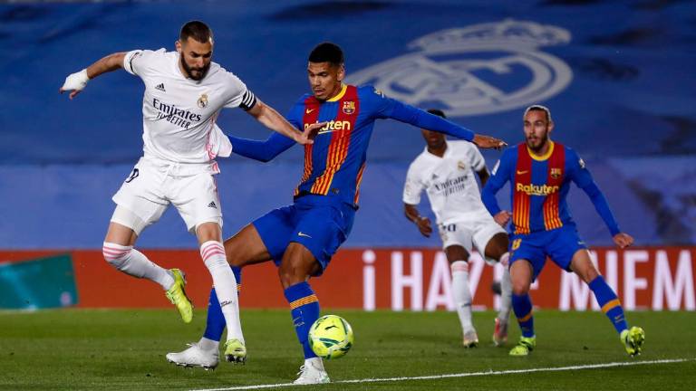 Real Madrid ganó al Barcelona con goles de Benzema y Kroos.