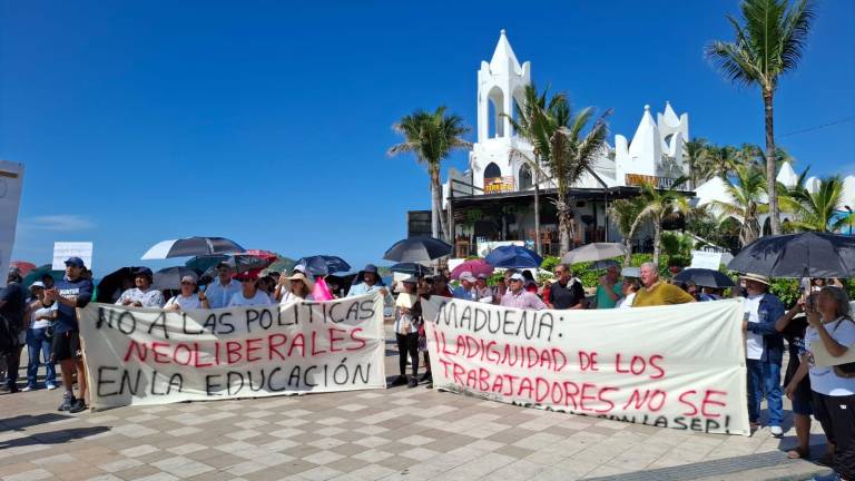 Jubilados y trabajadores de la UAS recorrieron la Avenida del Mar en protesta por modificaciones al contrato colectivo.