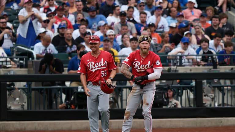 Jake Fraley celebra tras haber conectado doblete por los Rojos.