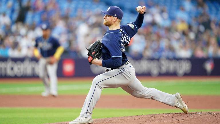 Drew Rasmussen permanecerá con los Rays de Tampa Bay.
