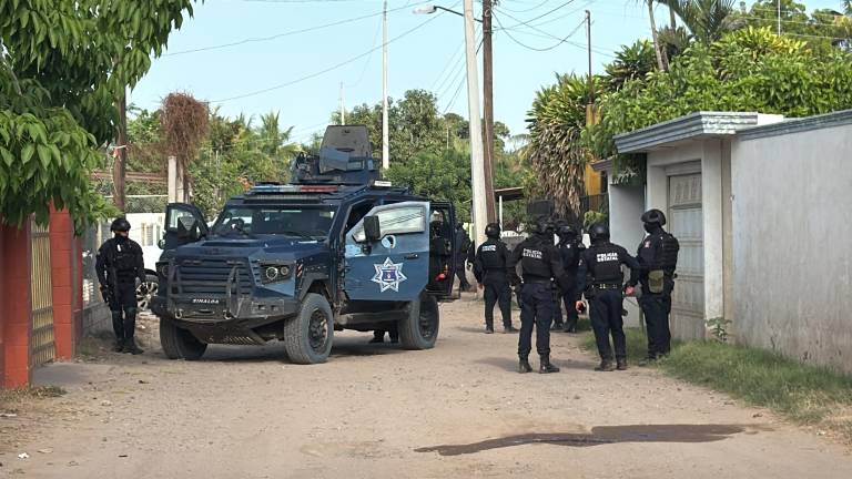 Tres abatidos, un agente herido y un vehículo con armas asegurado fue el saldo de un enfrentamiento entre civiles armados y policías estatales en Navolato.