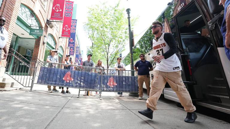 Los peloteros de los Rockies llegaron el lunes a Fenway Park con los jerseys de los Nuggets.