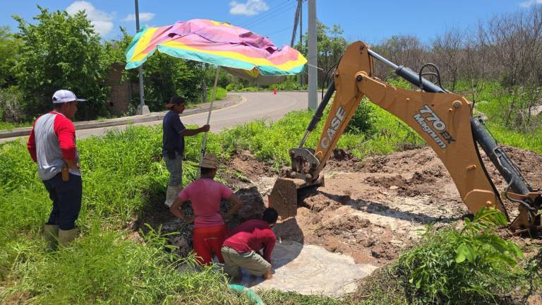 Trabajadores de Jumapae reparan la fuga registrada en el acueducto Baluarte-Escuinapa.