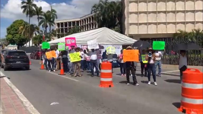 Las manifestaciones continúan afuera del Poder Judicial de la Federación.