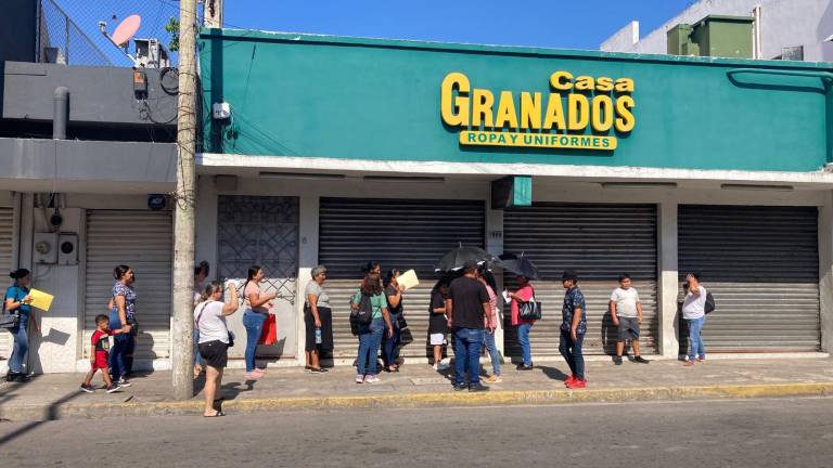 Familias madrugaron para poder ser de los primeros para intercambiar los vales de uniformes y artículos escolares.