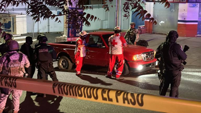 El cuerpo del oficial quedó recostado en el asiento, en un aparente intento por resguardarse del ataque.