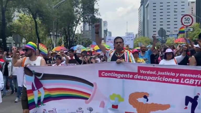 Durante la marcha LGBT+ en la CDMX, se lleva a cabo el tramo del silencio como protesta por los crímenes de odio y las personas desaparecidas.