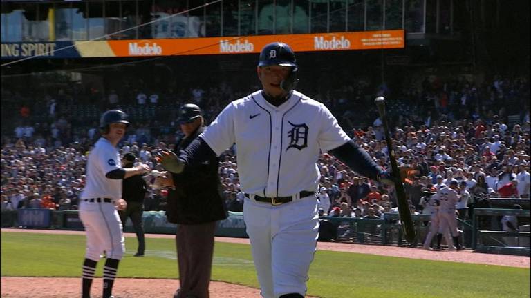 Miguel Cabrera recibe base intencional.