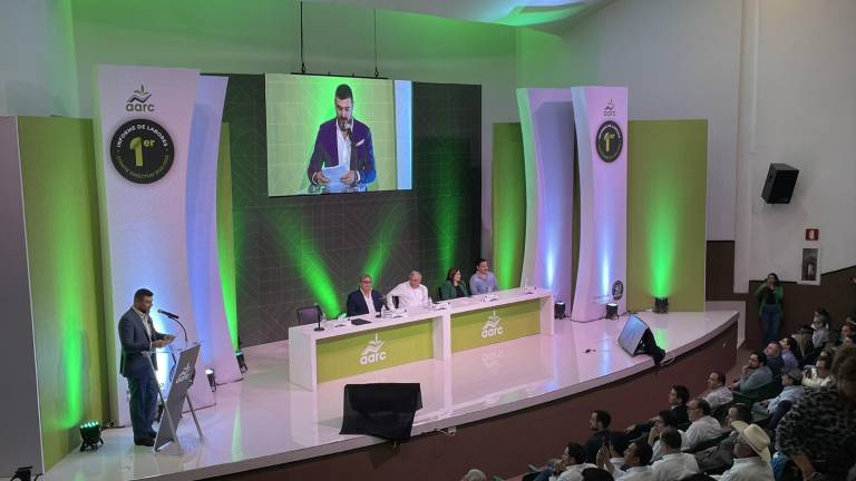 Enrique Riveros Echavarría rindió su primer informe de labores al frente de la AARC.