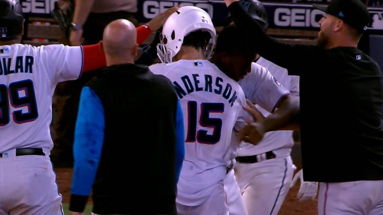 Anderson decide con triple.
