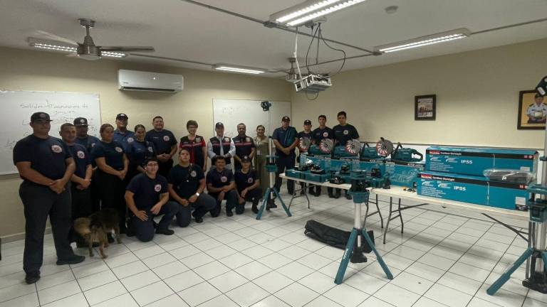 Elementos del Cuerpo de Bomberos Mazatlán con parte del nuevo equipo entregado para fortalecer sus labores de rescate y atención de emergencias.