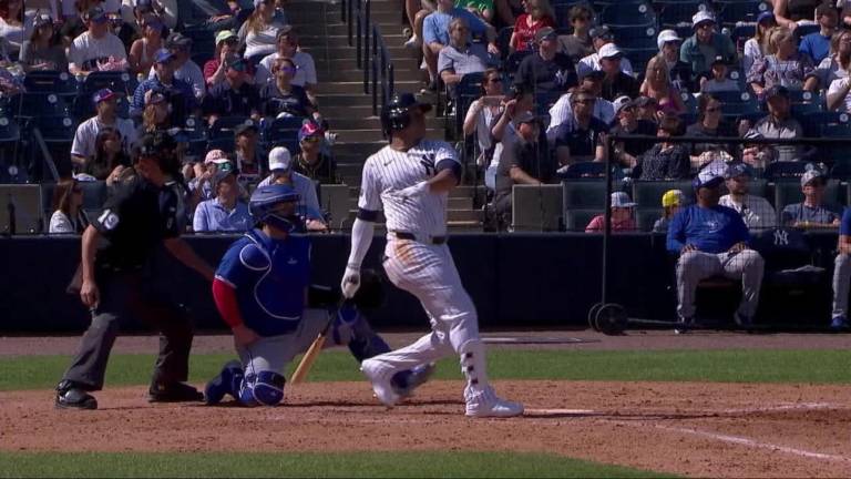 Juan Soto la bota por el left-center.