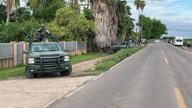 Fue durante el mediodía cuando sujetos armados bloquearon el paso de la carretera para interceptar a los conductores y robarles sus automóviles.