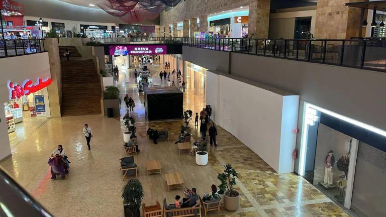 En medio de la crisis de violencia que vive Sinaloa, los negocios en plazas comerciales tienen una lenta reapertura.