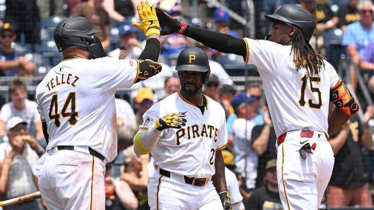 Oneil Cruz (15) dio jonrón para los Piratas, por quienes el mexicoamericano Rowdy Tellez impulsó una carrera.