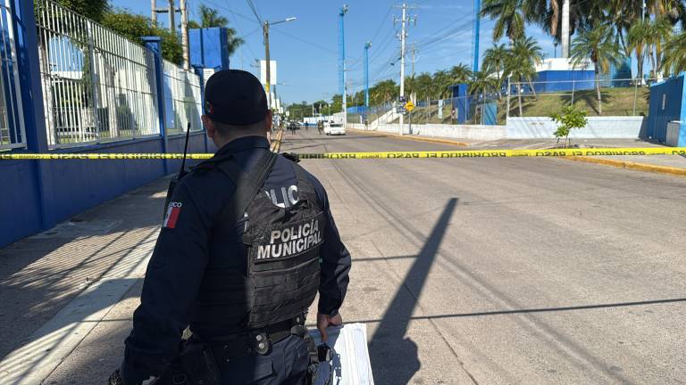 El cuerpo del policía quedó dentro de su vehículo, frente al plantel educativo de la UAS.