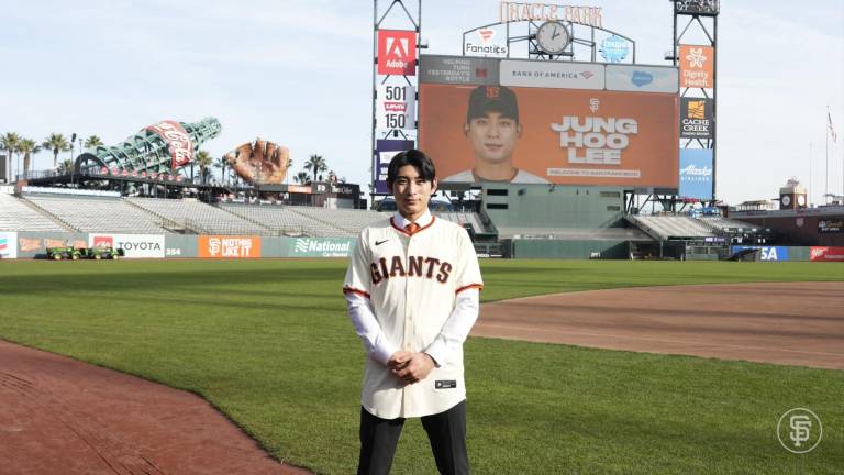 Jung Hoo Lee ya pisó el terreno de juego del Oracle Park, que será su casa por las próximas seis temporadas.