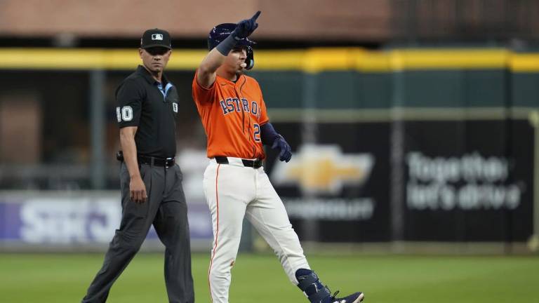 El sonorense evitó que los Astros sufrieran un juego perfecto en contra con un infieldhit en la octava entrada ante su ex equipo.