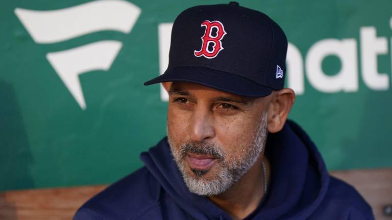 Alex Cora seguirá como mánager de Boston.