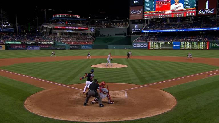 Joey Meneses produce carrera.
