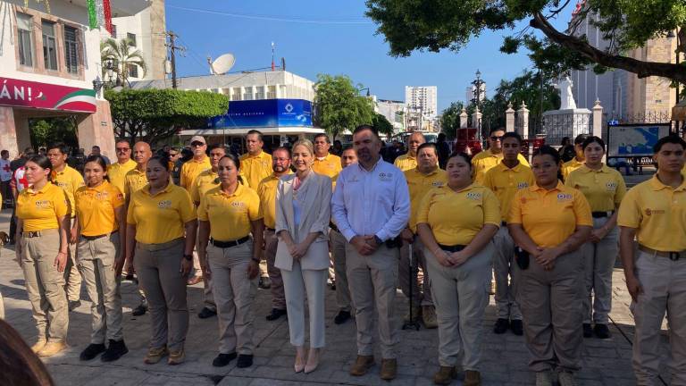 Personal de Protección Civil de Mazatlán en el homenaje a las víctimas de los sismos de 1985 y 2017.