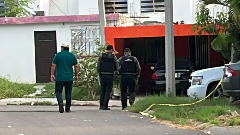 Peritos resguardan la escena del crimen en el sector Los Ángeles, Culiacán.