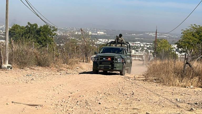 Fuerzas federales y estatales realizan un operativo al sur de Culiacán para revisar el sitio donde ocurrió una explosión.