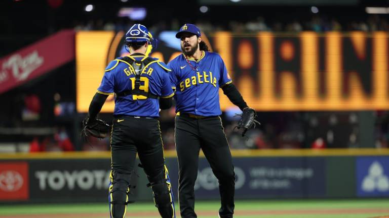 El sinaloense Andrés Muñoz celebra con Mitch Garver tras lograr su salvamento 35 de la temporada.